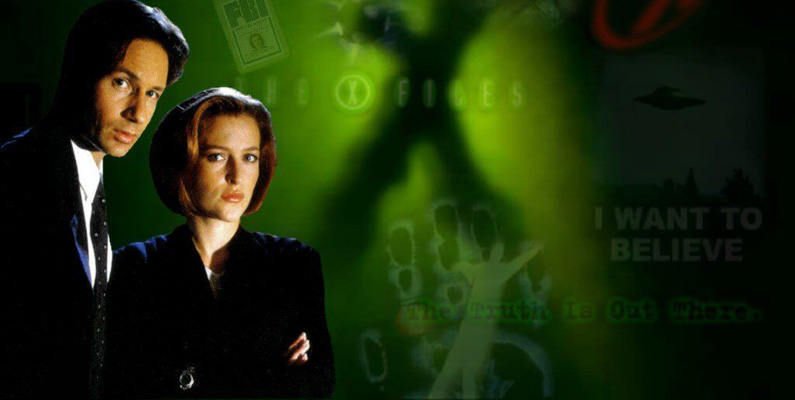 I många scener där Gillian Anderson (Scully) och David Duchovny (Mulder) stod ansikte mot ansikte fick Gillian stå på en liten box för att komma upp i höjd och kompensera de cirka 23 cm som skiljer dem åt.