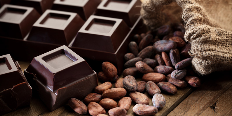 När du äter mörk choklad med en låg sockerhalt så hjälper detta till med att skydda dina tänder både mot hål och plack. Detta är på grund av de antibakteriella föreningar som återfinns i kakaobönans skal.