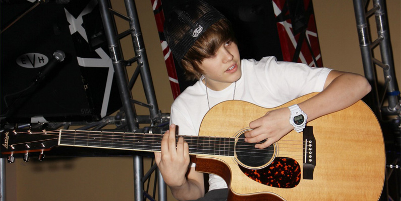 Justin Bieber är självlärd när det kommer till gitarr, trumpet, piano och trummor.