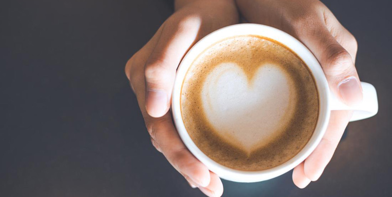Kaffe är ofarligt, säger de flesta, men visst tusan kan kaffe överkonsumeras och bli en direkt fara för dig. Däremot krävs det cirka 100 koppar kaffe innan koffeinnivån är så pass hög att det ska vara farligt för kroppen. Det rekommenderas dock inte att du ens dricker hälften, oavsett hur tröttsamt ditt jobb är.
