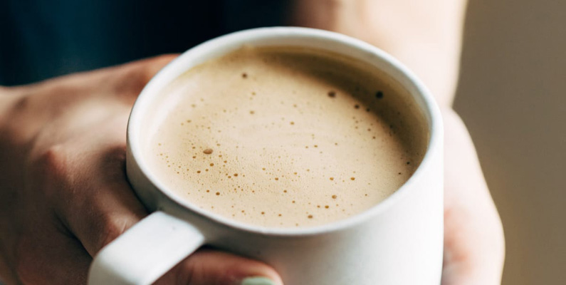 Kaffe med mjölk i håller sig varmare längre än en slät kopp kaffe. Hela 20% längre till och med. Däremot försvagas effekten av koffeinet.