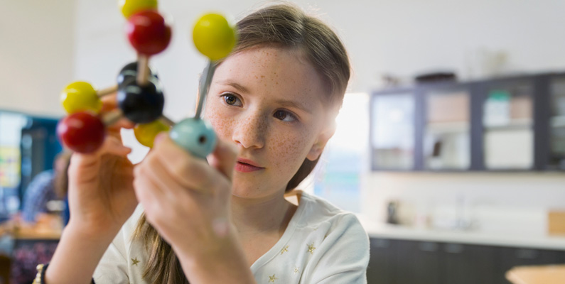 En 10-årig flicka vid namn Clara Lazen (på bilden nedanför) skapade av misstag år 2012 en ny molekyl i sin vetenskapsklass. Molekylen går under namnet ”Tetranitratoxycarbon