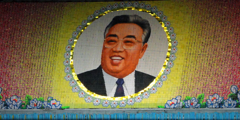 Trots att Kim Jong-Un styr Nordkorea med en järnhand har han inte den högsta rank av ledarskap. Nej, den som har högst är hans farfar, Kim Il-Sung (se bild nedanför). Det kanske mest konstiga och bisarra är dock att Il-Sung har varit död i över 20 års tid. Men det ska inte hindra någon från att vara en evig ledare.