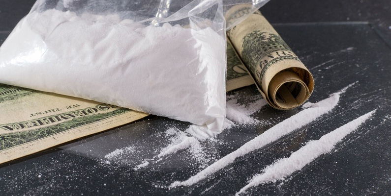 Cirka 90% av alla amerikanska dollarsedlar innehåller spår av kokain. Detta för att man ofta rullar ihop en sedel för att lättare kunna snorta upp det i näsan.