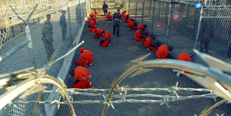 USA leasar/hyr platsen där det ökända Guantanamo Bay står, skräckfängelset för terrorister på Kuba. Kuba vill dock inte veta av detta och har aldrig löst in en enda check för hyressumman från USA.