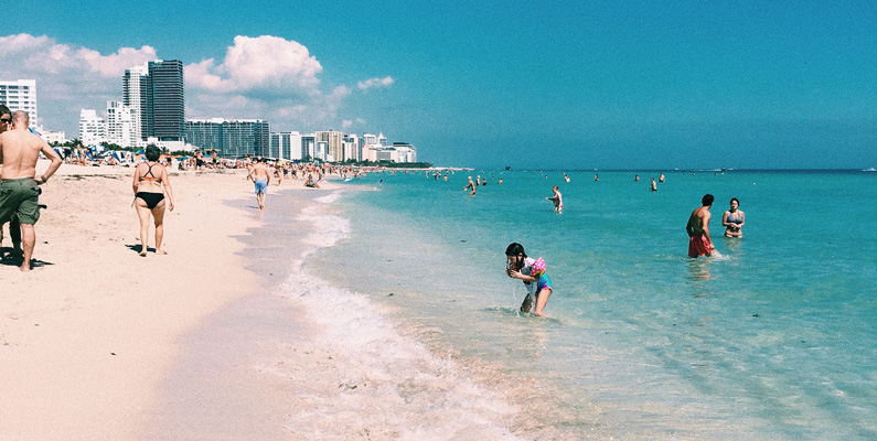 Eftersom Miami Beach är konstgjord krävs årliga påfyllningar av sand. En resurs som många experter hävdar är på väg att ta slut. En minskad strandlinje innebär att invånarna är mer sårbara när stora stormar drabbar regionen.