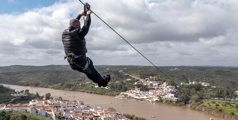 Ta linbanan från Spanien till grannlandet Portugal…