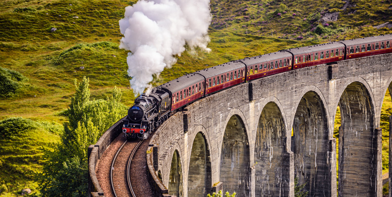 Tåget Hogwarts Express (som du ser på bilden nedan), som vi ser i Harry Potter-filmerna, finns faktiskt på riktigt. Inte nog med det, tåget används även idag flitigt i Skottland. Tåget lånades bara ut till filmbolaget under filmproduktionerna.