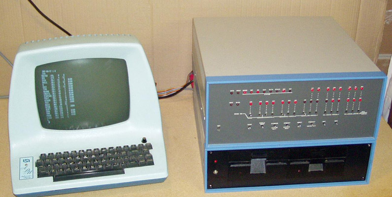 Världens första riktiga mikrodator släpps – Altair 8800…