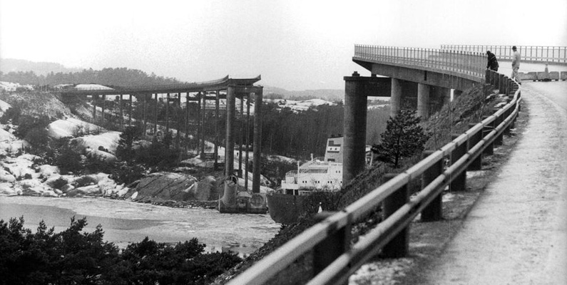 10 historiska händelser som hände 1980. #2: Sju bilar kör över brokanten på Almöbron.