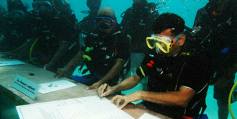 2009 höll Maldivernas president och kabinett ett möte under vattnet i dykutrustning för att underteckna en deklaration som kräver globala minskningar av koldioxidutsläppen. Anledningen till att de gjorde det med dykutrusning beror på att skapa uppmärksamhet, då Maldiverna förväntas försvinna under den stigande havsvatten redan detta århundrade.