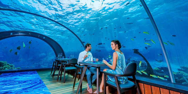 Om man ska representera ett populärt semestermål för turister så gäller det att vara exklusiv! Världens första undervattensrestaurang ligger nämligen i Maldiverna.