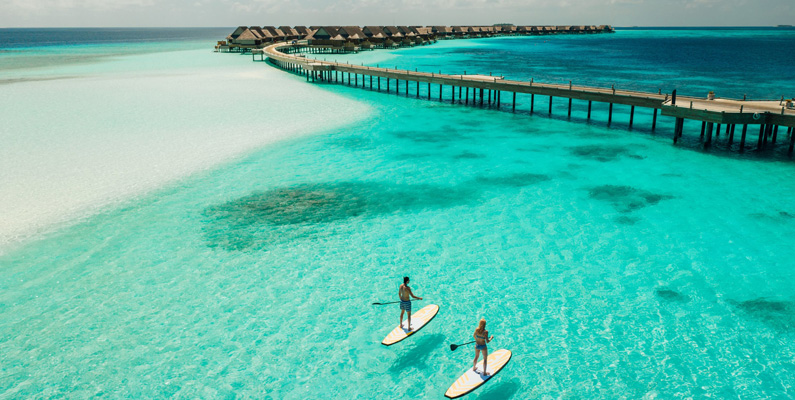 Maldiverna är utan tvekan det plattaste landet i världen, med en genomsnittlig höjd på 1,8 meter över havsytan. Den närmaste konkurrenten till detta påstående är Qatar, med en genomsnittlig höjd på 28 meter. Det är 26,2 meter skillnad, med andra ord! Den högsta punkten i hela landet är faktiskt 2,3 meter, vilket är på en punkt på ön Villingili.