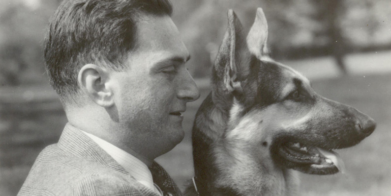 I juni 1928 tog Morris Frank med sig sin hund Buddy till USA från Schweiz, där hundar tränades för att hjälpa soldater som hade blivit förblindade under första världskriget. Morris bevisade hundens förmåga genom att låta henne navigera honom över en mycket livlig gata i New York City framför en mängd reportrar. Buddys framgång med att navigera Morris felfritt på gatan ledde till ett utbrett intresse för att använda schäferhundar för att hjälpa personer med synnedsättning. Idag är de flesta ledarhundar labradorer och Golden Retrievers. Schäfer är inte längre den vanligaste rasen som används i den här rollen – nuförtiden ses de allmänt som bäst lämpade för polis- och militärjobb – eller som ren sällskapshund. En bild på radarparet ser du nedanför!