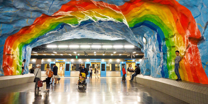 Stockholms tunnelbanestationer brukar kallas för världens längsta konstgalleri…