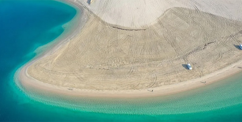 Sanddynerna i öknen är alltid hisnande, men Khor Al Adaid, eller Inlandshavet, är extra speciellt. Området, som förklarades som naturreservat år 2007, är en av få platser i världen där havet möter öknen. Faktum är att Qatar försöker få området utsett till ett UNESCO:s världsarvslista.
