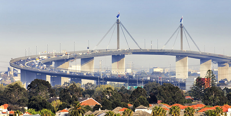 West Gate Bridge-kollapsen, som inträffade den 15 oktober 1970, var en av de värsta industriolyckorna i Australiens historia. En 112 meter lång sektion av bron, som vägde cirka 2000 ton, kollapsade medan den höll på att byggas i Melbourne, och 35 arbetare omkom. Kollapsen var en tragedi som ledde till förändringar inom byggindustrin och förbättrade säkerhetsstandarder för liknande projekt i Australien.
