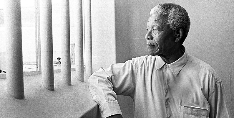 Den 2 februari 1990 meddelade Sydafrikas dåvarande president F.W. de Klerk att Nelson Mandela skulle friges från fängelset efter att ha tillbringat 27 år bakom galler. Detta markerade början på en ny era i Sydafrikas historia och banade väg för övergången till demokrati och avskaffandet av apartheid. Nelson Mandela satt även som landets president mellan 1994–1999.