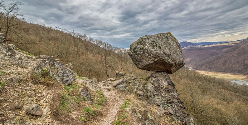 Slovakien har en "Devil’s Rock" (Čertova skala), som är ett unikt naturligt fenomen. Čertova skala är en stor stenformation belägen i regionen Detva i centrala Slovakien. Stenen har en speciell form och är omgiven av många legender och sägner, vilket har gett den dess namn.