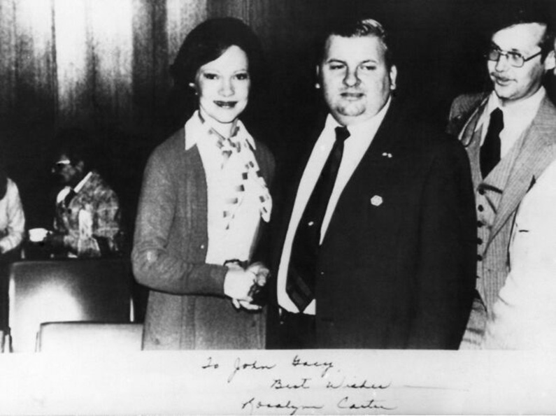 10 till synes vanliga bilder med riktigt läskiga och störande bakgrundshistorier. #5) Den amerikanska presidentfrun som skakar hand och olyckligt vetande lyckoönskar seriemördaren John Wayne Gacy…