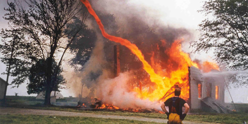 Intensiv hetta och rök från skogsbränder skapade en supercellstorm, vilket resulterade i en eldtornado.