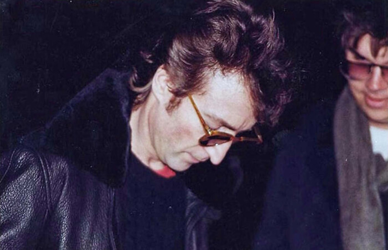 10 till synes vanliga bilder med riktigt läskiga och störande bakgrundshistorier. #3) Ett foto som verkligen ger kalla kårar: John Lennon skriver en av sina sista autografer – till mannen som bara timmar efter mördade honom…