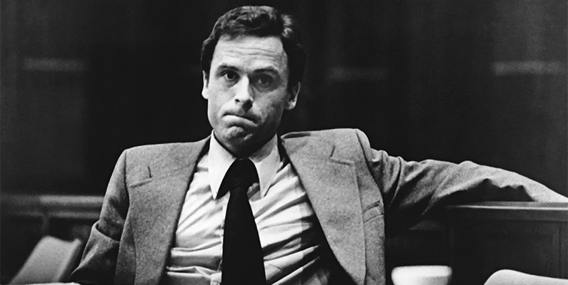 Ted Bundy, som erkände 30 mord, var en av de värsta seriemördarna i USA på 70-talet. Som förväntat blev han gripen och dömd till döden. Ted avböjde sin sista måltidsbegäran och sa att han inte ville äta något. Fängelset var tvungna att ge honom kaffe, hash browns, ägg och biff. Trogen sin begäran om att inte vilja ha någon sista måltid tog Ted Bundy inte en enda tugga av den traditionsenliga måltiden. Han avrättades genom elektriska stolen den 24 januari 1989. Avrättningen ägde rum på Florida State Prison i Raiford, Florida.