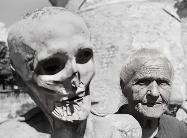 10 historiska foton som kommer att lämna ett starkt intryck på dig:
Folk poserar med mumier…