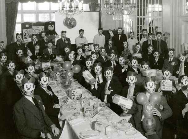 10 historiska foton som kommer att lämna ett starkt intryck på dig:
En bild från ett försäljningsmöte 1936…