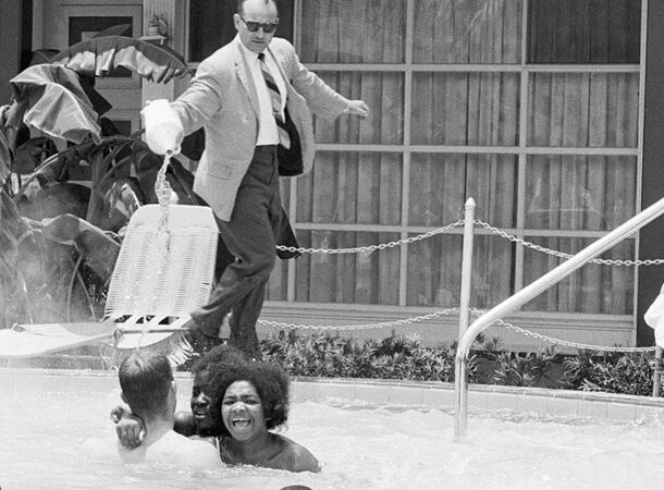 10 historiska foton som kommer att lämna ett starkt intryck på dig:
Mannen som häller syra i poolen…