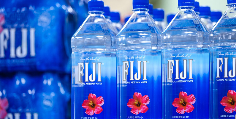 Fiji Water körde en gång en annonskampanj som sa "Etiketten säger Fiji eftersom det inte är buteljerat i Cleveland". Staden Cleaveland i USA svarade med att testa både Fiji-vattnet och deras eget kranvatten. De hittade 6,3 mikrogram arsenik i Fiji Water, och inget spår av arsenik i deras egna kranvatten.