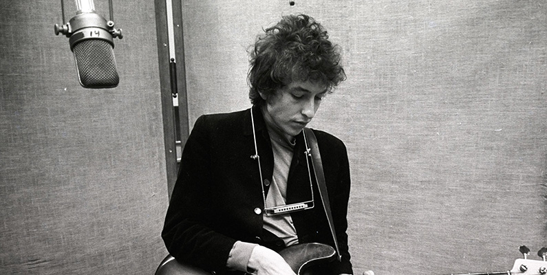 Bob Dylan befann sig på sin gård i Minnesota när han fick reda på att Elvis Presley hade dött den 16 augusti 1977. Dylan sa senare att nyheten fick honom att reflektera över sitt liv och sin barndom och att han inte talade med någon på en vecka efter Elvis död. Han erkände också att om det inte hade varit för Elvis och Hank Williams, skulle han inte kunna göra det han gör idag.