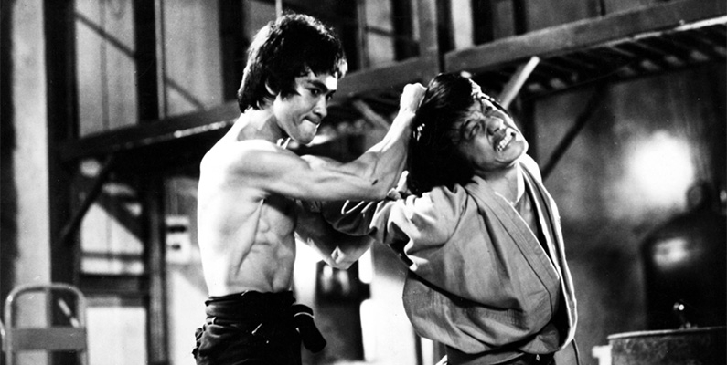 Jackie Chan började sin karriär som stuntman för Bruce Lee…