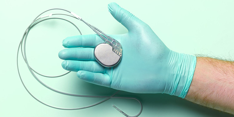 Första pacemakern opererades in på Arne Larsson på Karolinska sjukhuset i Solna…