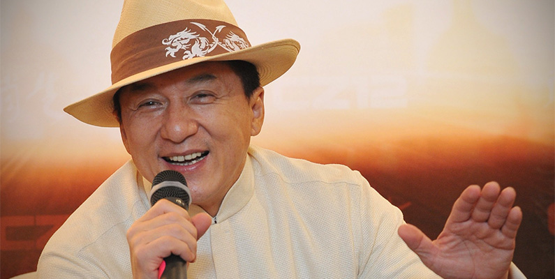 Jackie Chan är även utbildad sångare och har släppt mer än 20 album…