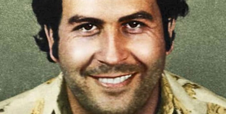 Pablo Escobar, den colombianske knarkbaronen, blir ihjälskjuten av colombianska specialstyrkor i sin hemstad Medellín, Colombia, den 2 december 1993. Hans död markerade slutet på en lång period av våld och instabilitet orsakad av hans brottsliga imperium och droghandel.