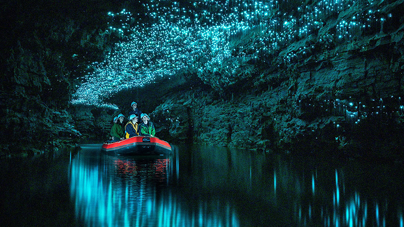 10 otroliga och märkliga upptäckter från världens alla hörn:
#7: Waitomo Glowworm Caves i Nya Zeeland…