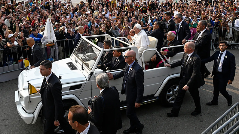 Franciskus är inte så glad i "Popemobilen"…