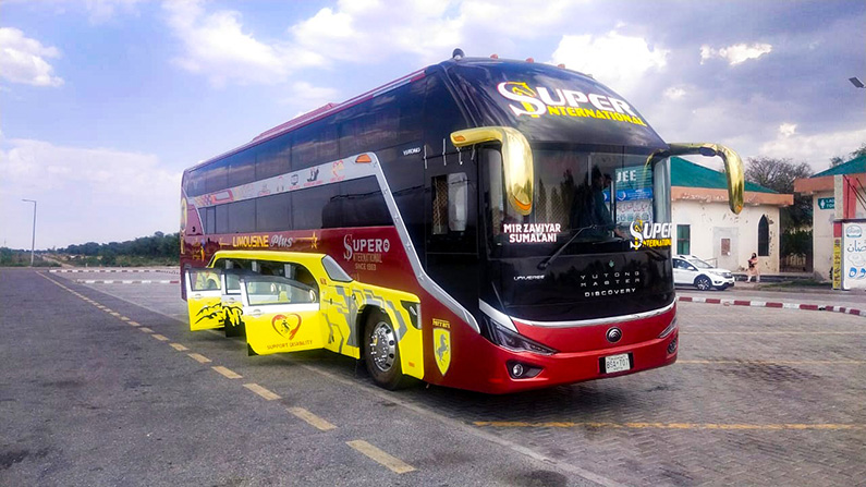 Al Munir Super International Limousine Plus Sleeper – en trevåningsbuss i Pakistan.