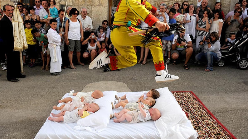 10 av världens märkligaste festivaler
#1: The Baby Jumping Festival