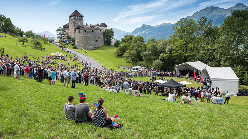 Under Nationaldagen bjuds hela landets befolkning in till fest på Vaduz slott…